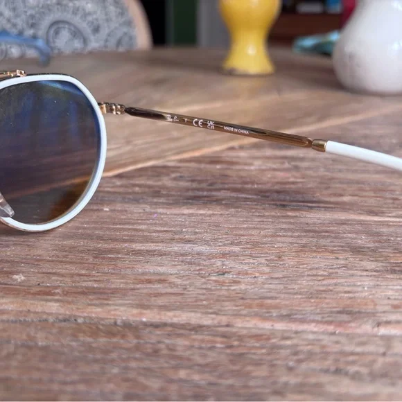 Ray-Ban‘s white rim - Picture 2 of 3